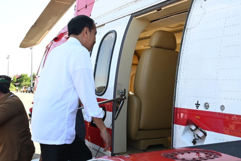 Kunjungi Barito Timur Kalteng, Presiden Jokowi Naik Helikopter Super Puma