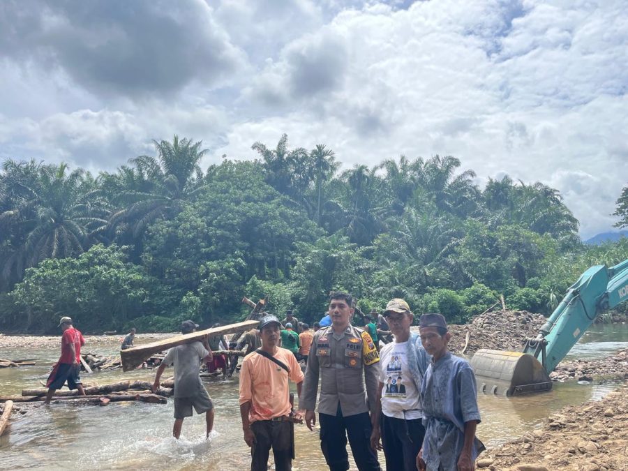 Bhabinkamtibmas Polsek Barumun Bersama Warga Perbaiki Saluran Irigasi Desa Batang Bulu Baru