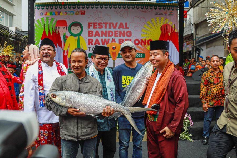 Pj Gubernur DKI dan Gubernur Terpilih Menang Lelang Ikan Bandeng Raksasa di Rawa Belong