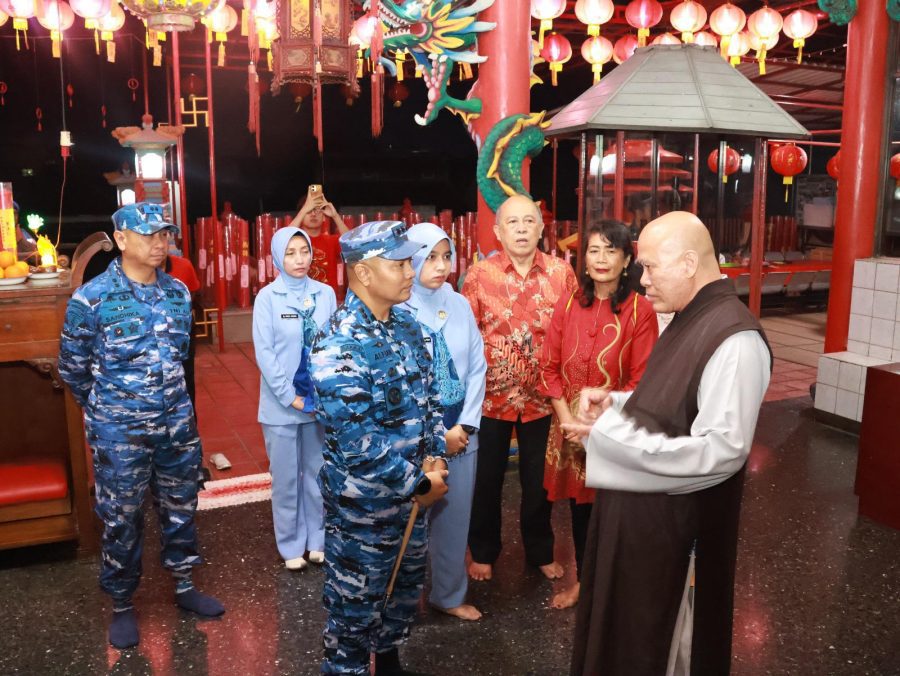 Pererat Toleransi, Komandan Lanud Husein Sastranegara Kunjungi Vihara pada Perayaan Tahun Baru Imlek