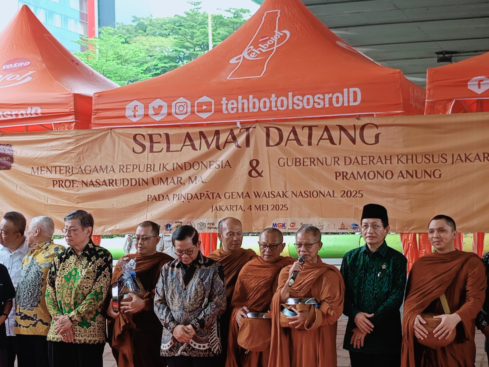 Menag Nasaruddin Umar dan Gubernur Pramono Hadiri Acara Pindapata Gema Waisak Nasional 2025 di Kemayoran