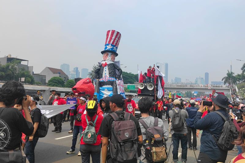 Ribuan Buruh Kepung DPR, GEBRAK Serukan Enam Tuntutan