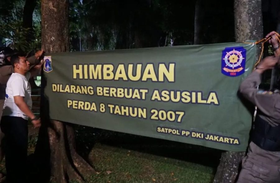 Satpol PP Jaksel Pasang Spanduk Larangan Asusila di Taman Langsat