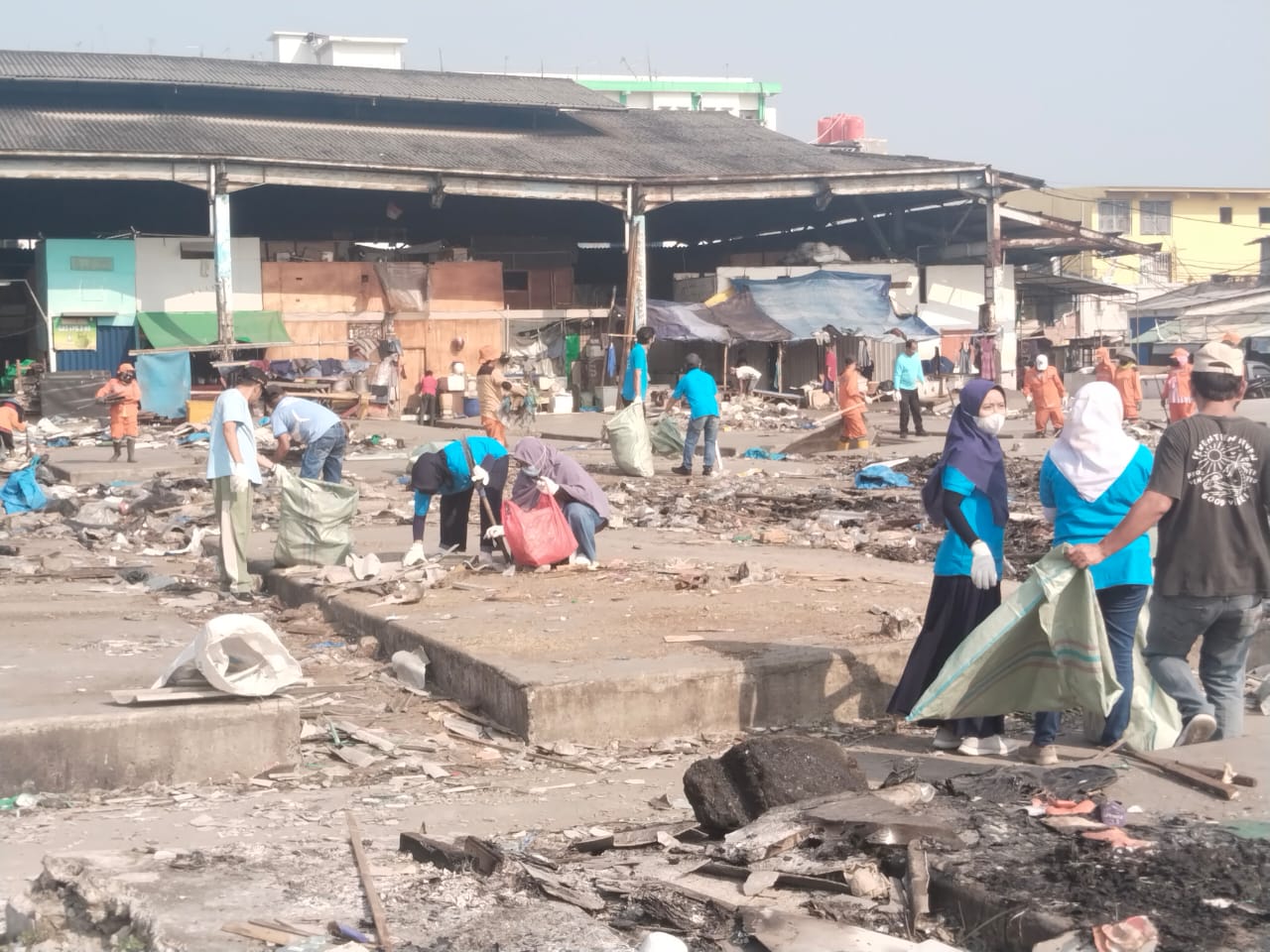 Jaga Lingkungan, Kepala Pelabuhan Perikanan Muara Baru Gelar Kegiatan Bersih-Bersih