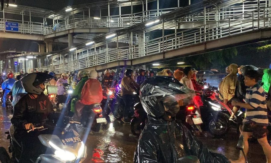 Banjir Picu Motor Lawan Arah di Daan Mogot, Macet dan Adu Mulut Tak Terhindarkan