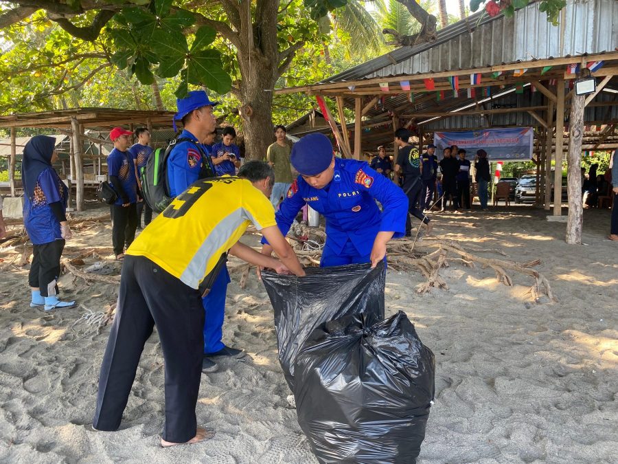 Polairud NTB Ajak Warga Pandanan Cinta Laut Lewat Aksi Nyata